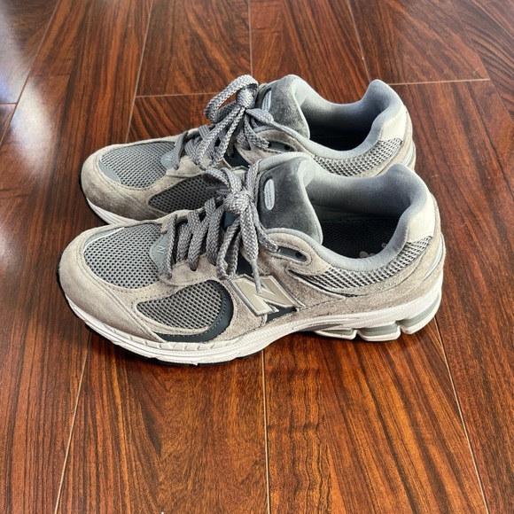 New Balance Gray 2002R Sneakers - Picture 4 of 7